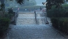 Eine Treppenanlage in Döbling wird zum Wasserfall. Unser Leserreporter steht mit beiden Füßen im Wasserstrom. (Bild: Leserreporter/Kurt K.)