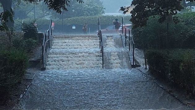 A staircase in Döbling becomes a waterfall. Our reader reporter stands with both feet in the water. (Bild: Leserreporter/Kurt K.)