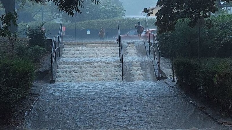 Wassermassen auf dem Gehweg (Bild: Leserreporter/Kurt K.)