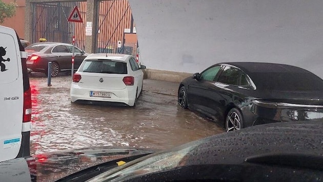 Autos stehen bis zu den Türen im Wasser. (Bild: Leserreporter/Kurt K.)