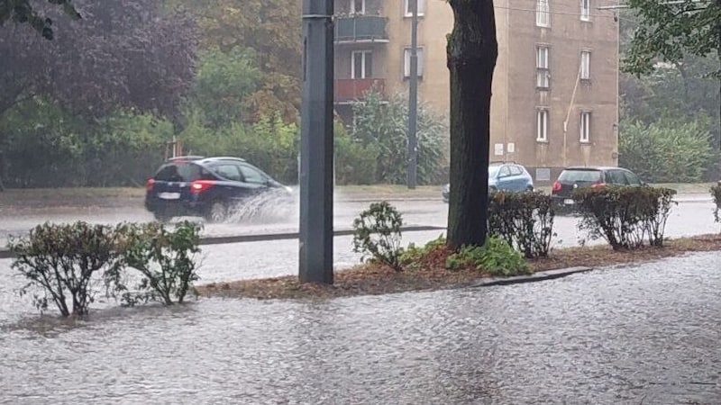 Straßen gehen in den Wassermaßen unter. (Bild: Leserreporter/Erwin M.)