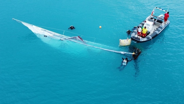 The sailing yacht was hoisted to the surface from a depth of 130 meters (Bild: ÖWR)