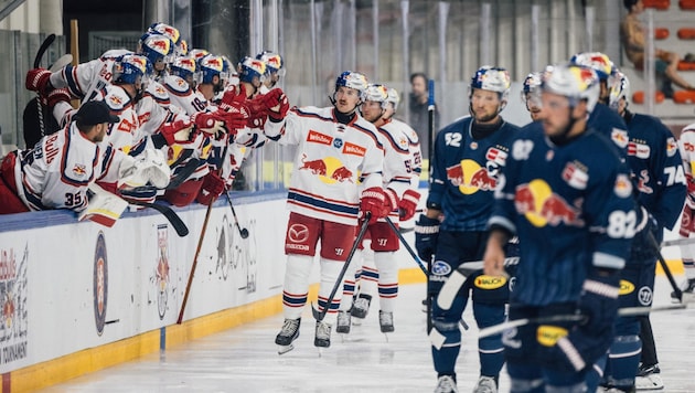 Salzburg mit Torschütze Lewington (M.) jubelte in Zell im ersten Eisbullen-Treff bei einem Salute-Turnier über Platz drei – bei München gab es nur hängende Köpfe. (Bild: Gintare Karpaviciute - EC Red Bull Salzburg)