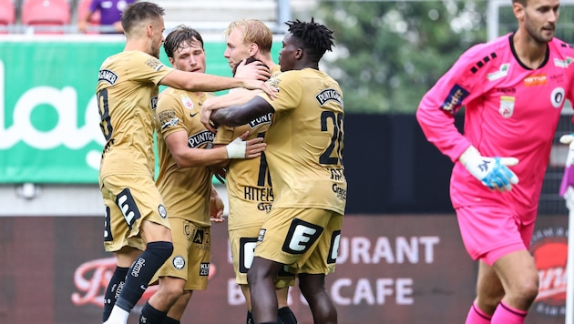 The Sturm men celebrate their victory at SK Austria Klagenfurt ... (Bild: GEPA)