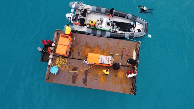 A pontoon was towed to the sinking site (Bild: ÖWR)