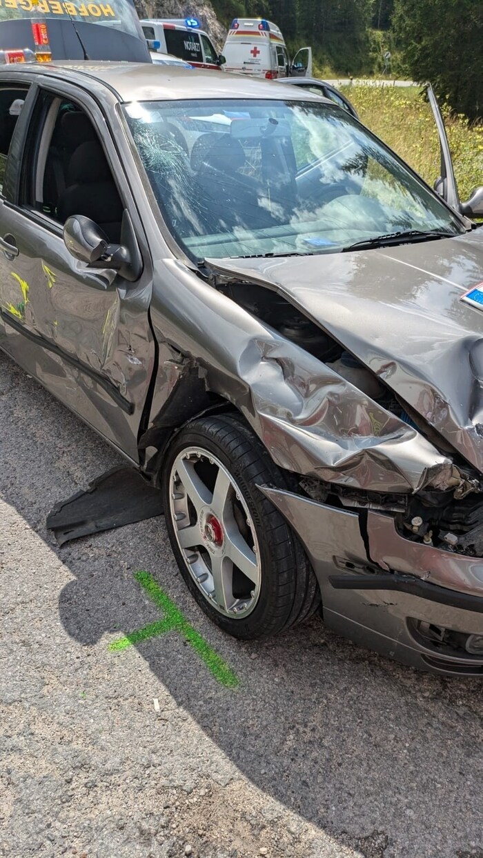 Das Unfallfahrzeug wurde stark beschädigt.