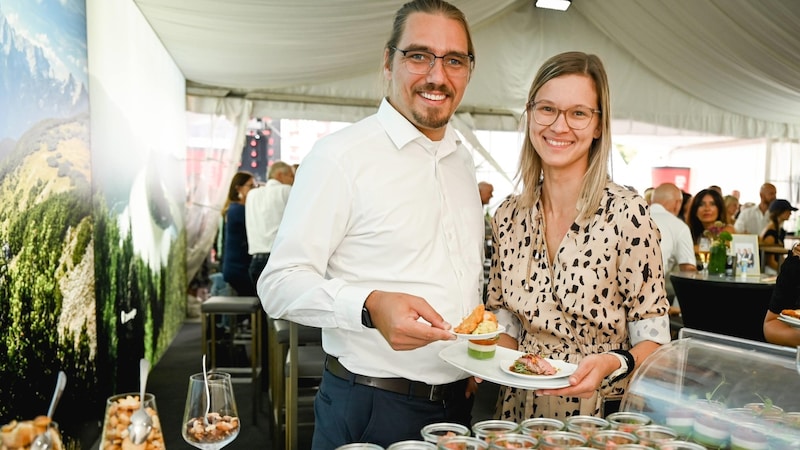 Karoline Singer, Leiterin des Marketings der „OÖ-Krone“, mit Georg Reichenvater von DoN Catering, das die Gäste in der Lounge verköstigte. (Bild: Wenzel Markus)