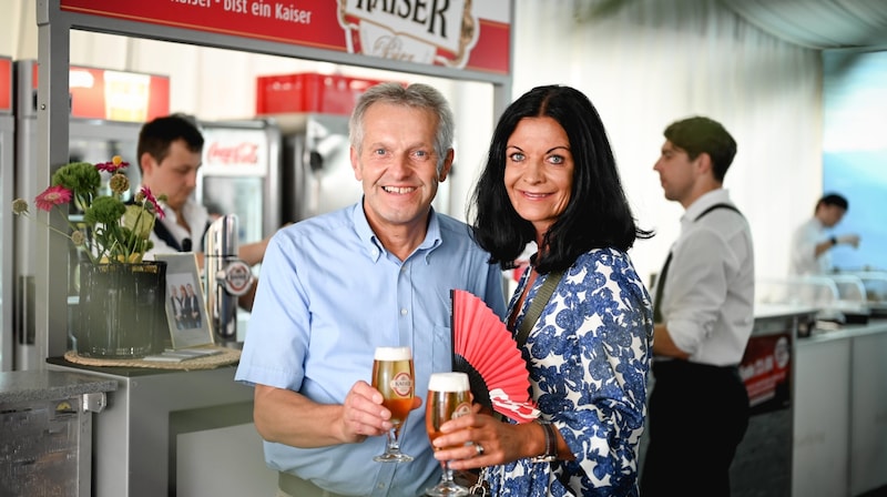 Kathrin Kühtreiber-Leitner (OÖ Versicherung) stieß mit Josef Paukenhaider von der Brauunion an. (Bild: Wenzel Markus)