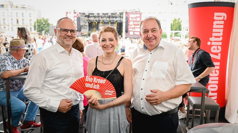 "OÖ-Krone" editor-in-chief Alexandra Halouska with Sparkasse-OÖ board member Maximilian Pointner (l.) and Linz AG boss Erich Haider. (Bild: Wenzel Markus)