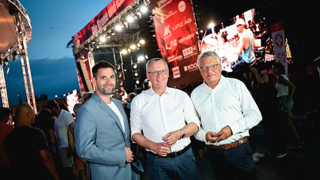 Manuel Molnar (Sparkasse OÖ), the managing editor-in-chief of "Krone" Klaus Herrmann, Klaus Luger (from left). (Bild: Wenzel Markus)