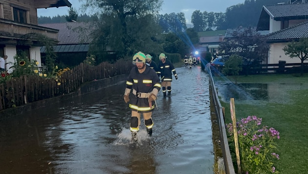 Überflutete Straße am Abend im Angerberg (Bild: zoom.tirol)