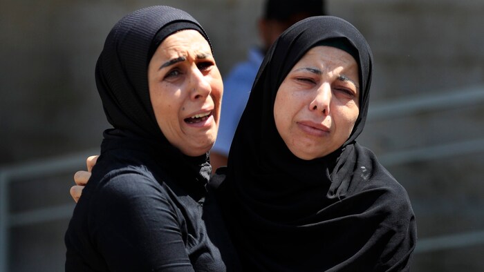 Syrische Frauen, die um ihre Angehörigen trauern