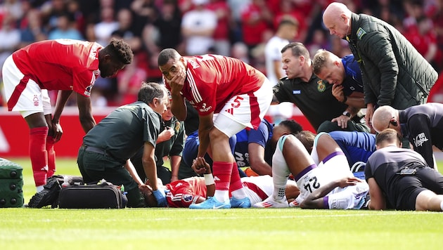 Horrified faces around the injured Danilo ... (Bild: AFP)