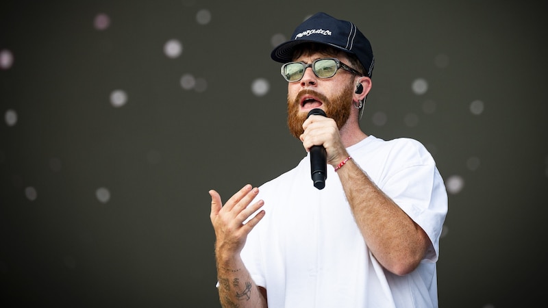 Der britische Singer/Songwriter Sam Tompkins berührte mit sanften Songs in einem nicht so sanften Gesamtprogramm. (Bild: Andreas Graf)