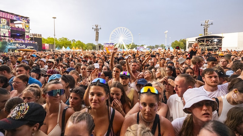 Before the rain set in, the fans celebrated their heroes in glistening sunshine and high temperatures. (Bild: Andreas Graf)