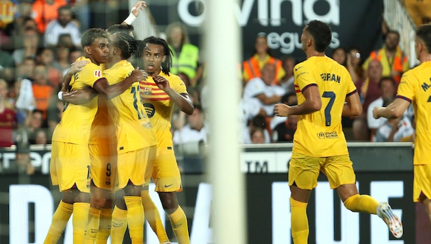 The jubilation among the Barcelona players ... (Bild: Associated Press)