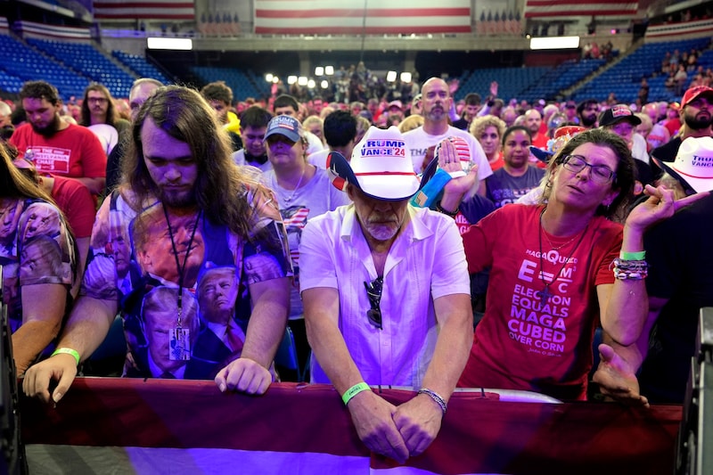 Trump fans prayed together for the election victory of their favorite. (Bild: AP/Carolyn Kaster)