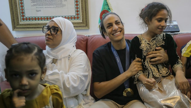 Imane Khelif (2nd from left) has returned home to her family. (Bild: AP ( via APA) Austria Presse Agentur/ASSOCIATED PRESS)