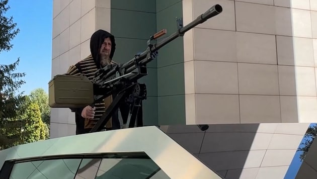 Chechen leader Ramzan Kadyrov poses with a machine gun. (Bild: AFP)