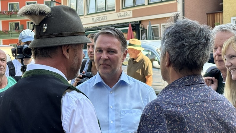 Andreas Babler kämpft nicht nur auf der Straße um Stimmen – auch die eigene Partei scheint nicht zur Gänze überzeugt ... (Bild: Loy Robert)