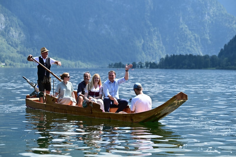 Bei seinem Stopp im Salzkammergut gab‘s auch eine Fahrt auf der Plätte über den Hallstättersee. Neben ihm sitzt Elisabeth Feichtinger, die um einen Platz im Nationalrat rittert.  (Bild: Krone KREATIV/SPÖ)