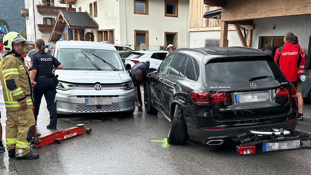 An beiden Autos entstand erheblicher Sachschaden. (Bild: ZOOM Tirol/Krone KREATIV)