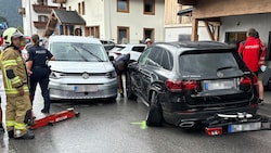 An beiden Autos entstand erheblicher Sachschaden. (Bild: ZOOM Tirol/Krone KREATIV)