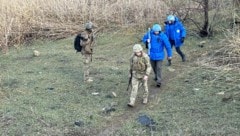 IAEA-Aufseher bei einem Rundgang am AKW-Gelände in Saporischschja (Archivbild) (Bild: AFP)