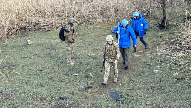 IAEA-Aufseher bei einem Rundgang am AKW-Gelände in Saporischschja (Archivbild) (Bild: AFP)