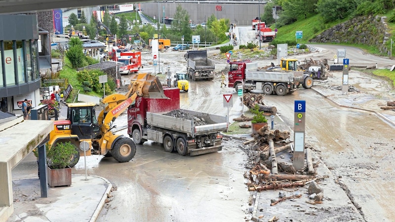 Seit Tagen laufen die Aufräumarbeiten auf Hochtouren. (Bild: Christian Forcher/Fotoworxx)