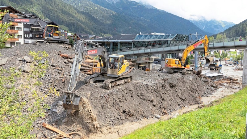 Die Bagger stehen im Dauereinsatz. (Bild: Christian Forcher/Fotoworxx)