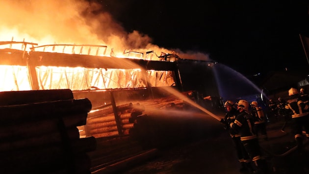 Feuerwehrleute kämpften gegen die Flammenwand an (Bild: FF Peilstein)