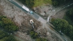 Vor allem Kaprun und Zell am See waren von den Vermurungen betroffen. Die Feuerwehr steht im Dauereinsatz.  (Bild: APA/EXPA/ JFK)