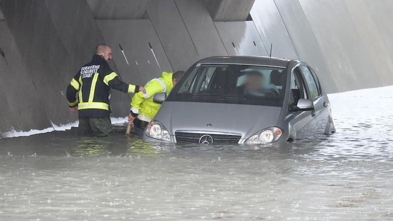 Cars were washed away by the masses of water in Lower Austria. (Bild: APA/EINSATZDOKU)