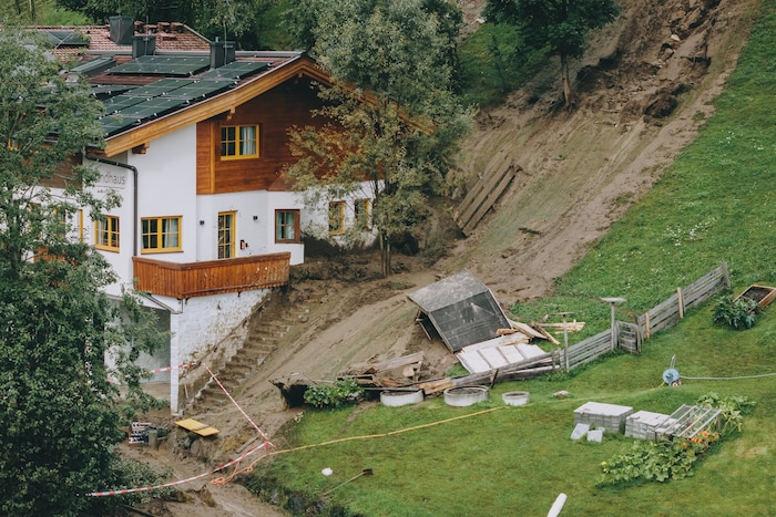 Zwei Häuser am Schaufelberg (Salzburg) sind derzeit von der Außenwelt abgeschnitten.