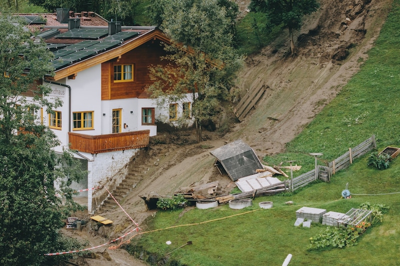 Zwei Häuser am Schaufelberg (Salzburg) sind derzeit von der Außenwelt abgeschnitten. (Bild: APA/EXPA/ JFK)