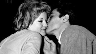 Die Filmwelt trauert um einen Großen! Die Schauspiellegende Alain Delon ist im Alter von 88 Jahren verstorben. Seine große – und tragische – Liebe: Romy Schneider (Bild: AP)