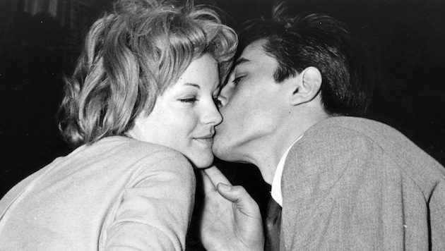 The film world mourns the loss of a great! The acting legend Alain Delon has died at the age of 88. His great - and tragic - love: Romy Schneider (Bild: AP)