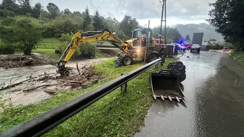 In Mautern, several backed-up streams had to be cleared. (Bild: BI d.V. Stefan Riemelmoser)