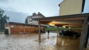 Überall Wasser, das obersteirische Mautern wurde von den Unwettern besonders hart getroffen. (Bild: BI d.V. Stefan Riemelmoser)