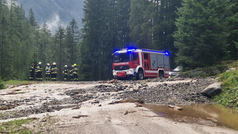 Im Bezirk Liezen waren durch Murenabgänge mehrere Straßen versperrt. (Bild: BFV Liezen)