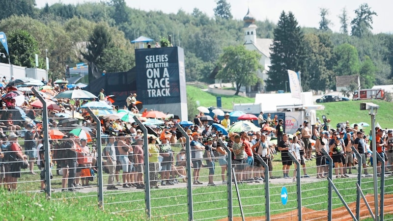 Selfies are better on a race track - thousands of fans put this motto into practice. (Bild: Pail Sepp/Sepp Pail)