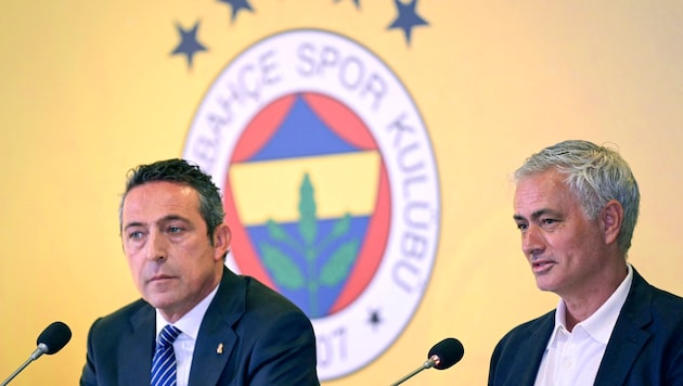 Fenerbahce president Ali Koc (left) at the presentation of coach Jose Mourinho. (Bild: AFP/APA/Yasin AKGUL)