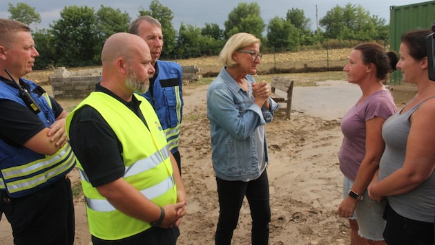 Die Landeshauptfrau mit Behören und Floriani-Vertretern im Gespräch mit Anrainern.  (Bild: Andreas Leisser)