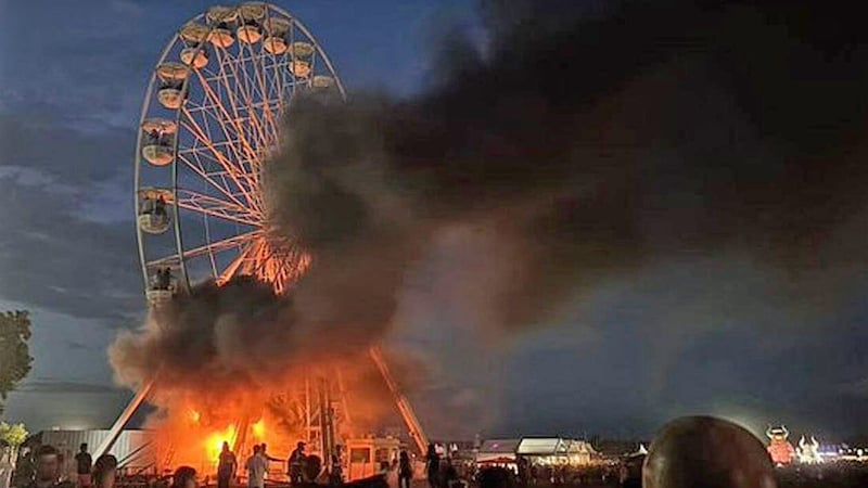 Der Platz rund um das Riesenrad wurde nach Ausbruch des Brandes sofort geräumt. (Bild: Screenshot/Telegram)