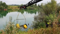 Der mit großen Ballons aus der Tiefe gehobene Wagen wurde von einem Kranfahrzeug ans Ufer gehievt (Bild: Scharinger Daniel)