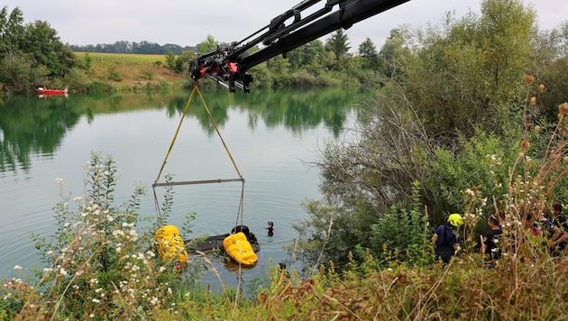 The car, which had been lifted from the depths with large balloons, was hoisted to the shore by a crane vehicle (Bild: Scharinger Daniel)