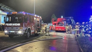 Weit mehr als 100 Feuerwehrleute waren vor Ort. (Bild: ZOOM Tirol/Krone KREATIV)