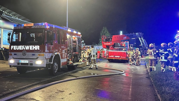 Weit mehr als 100 Feuerwehrleute waren vor Ort. (Bild: ZOOM Tirol/Krone KREATIV)