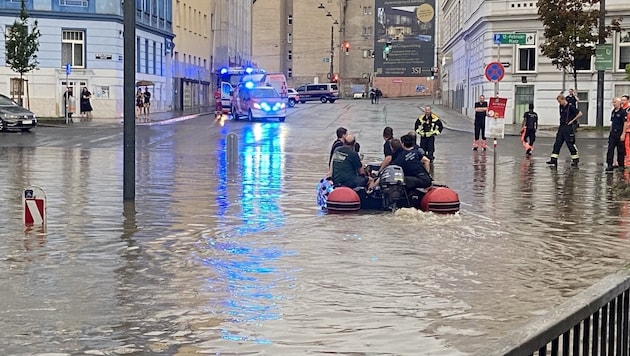 The woman was pushed under a bus in Gunoldstraße due to the masses of water. Her life is still in danger. (Bild: STADT WIEN|BERUFSFEUERWEHR WIEN)